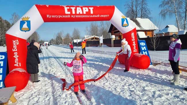 Первой через новую воздушную арку, подаренную «Альфа-Банком» Кунгурскому округу, финишировала учащаяся школы № 10 Алиса Лисунова