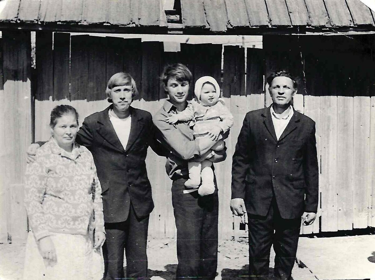 Единственная фотография, где вся семья в сборе и живы. Я на руках у брата. 
