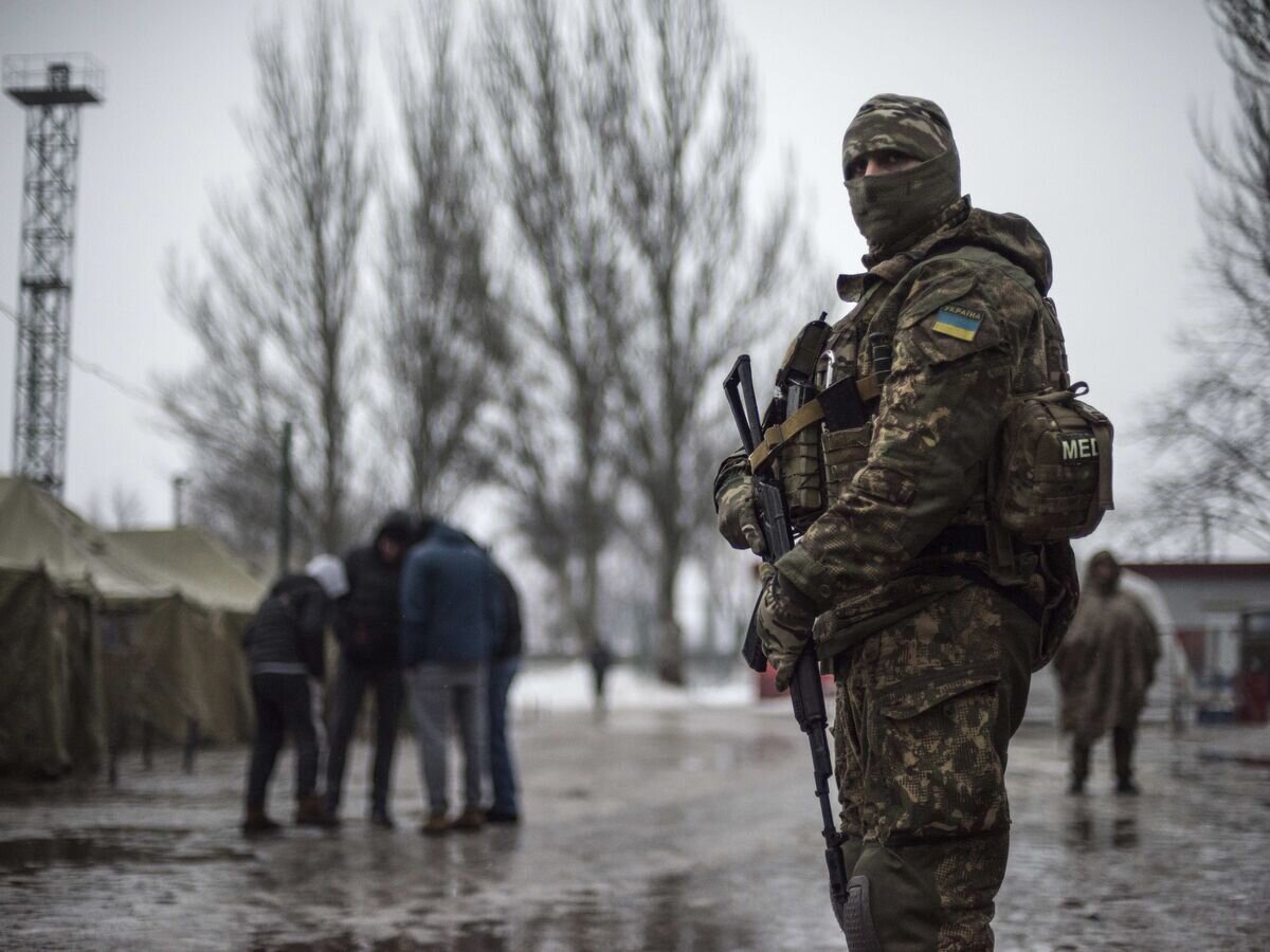    Украинский военнослужащий в Авдеевке© AP Photo / Evgeniy Maloletka