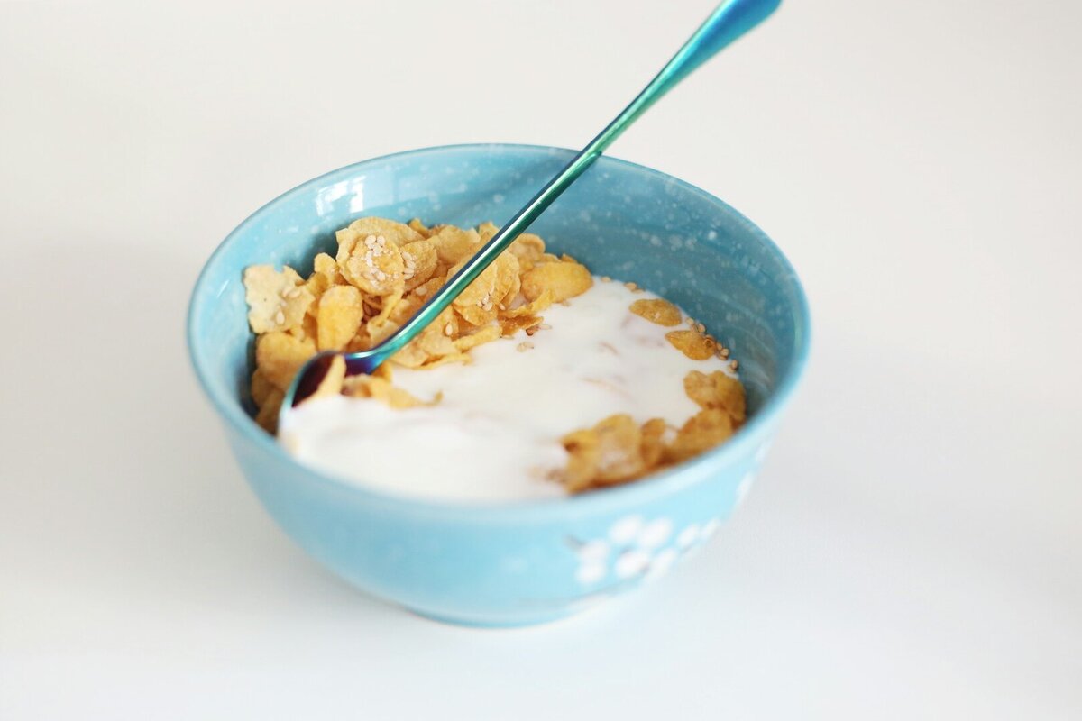     Кто придумал кукурузные хлопья и как их делают: история первых быстрых завтраков