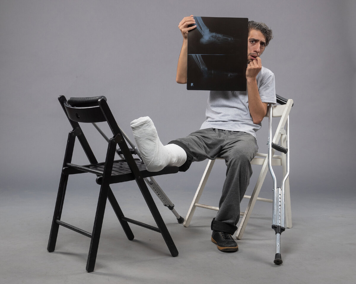 <a href="https://www.freepik.com/free-photo/front-view-young-male-sitting-with-broken-foot-holding-x-ray-it-grey-desk-twist-pain-leg-broken-male-accident-foot_16908552.htm#query=%D0%BF%D0%B5%D1%80%D0%B5%D0%BB%D0%BE%D0%BC&position=38&from_view=search&track=ais&uuid=db441b43-3d67-4eb7-b4a1-ee0412c7482d">Image by KamranAydinov</a> on Freepik