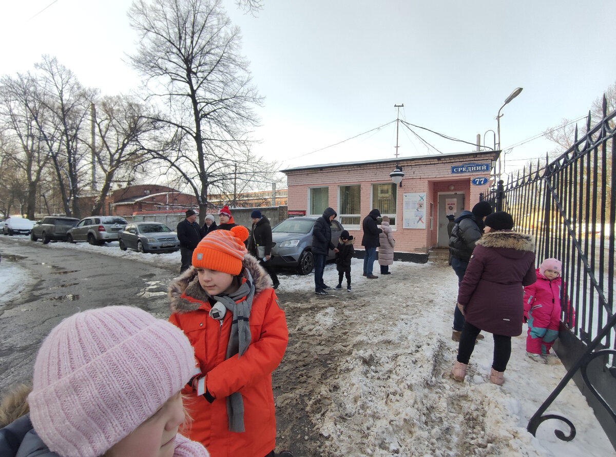 Сбор для входа в музей на проходной. В определённое время выходит экскурсовод и забирает группу. 