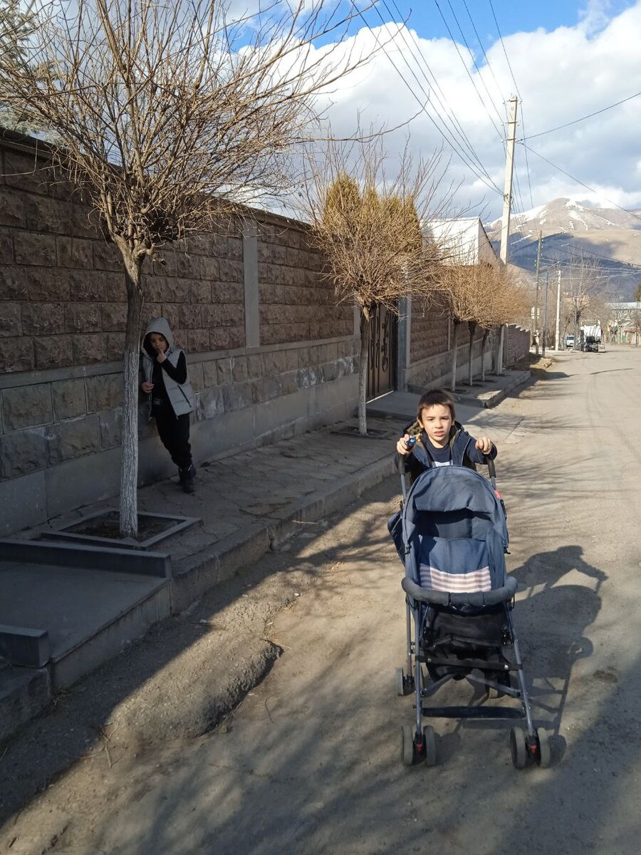 С коляской - Фома, стенку подпирает Лука