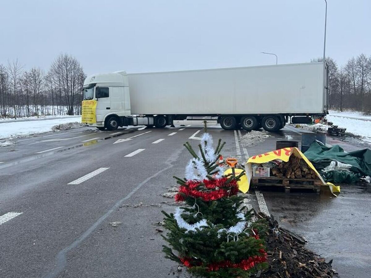    Грузовик на дороге в районе пункта пропуска на границе Польши и Украины© Фото : Rafal Mekler/X