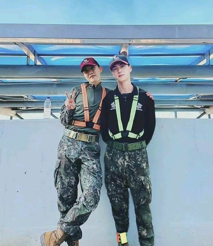 Красивый капрал и красивый сержант