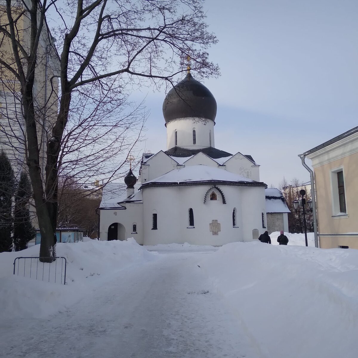 Церковь при входе в обитель