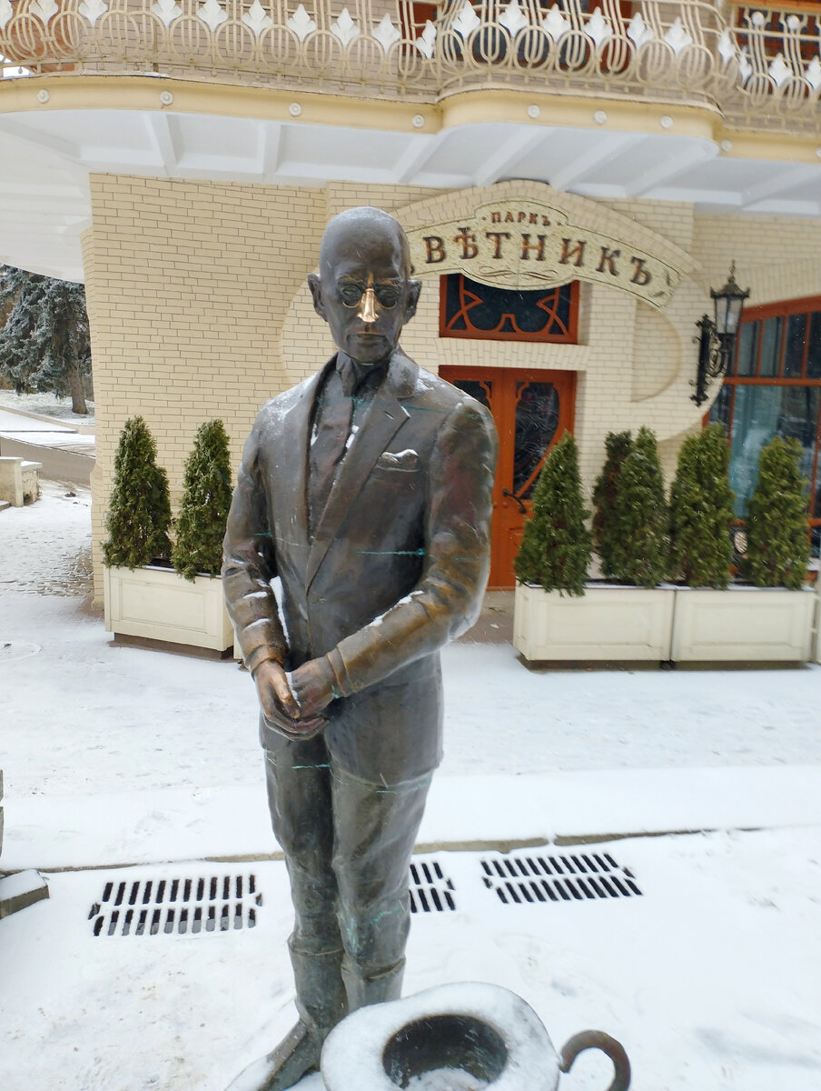 "Никогда..., никогда Воробьянинов не протягивал руку..."  Двенадцать стульев. И.Ильф и Е.Петров