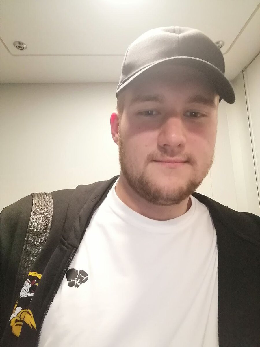 Это Фотография сделана в городе Минеральные Воды, куда мы добрались что бы сесть на самолет до Магнитогорска 