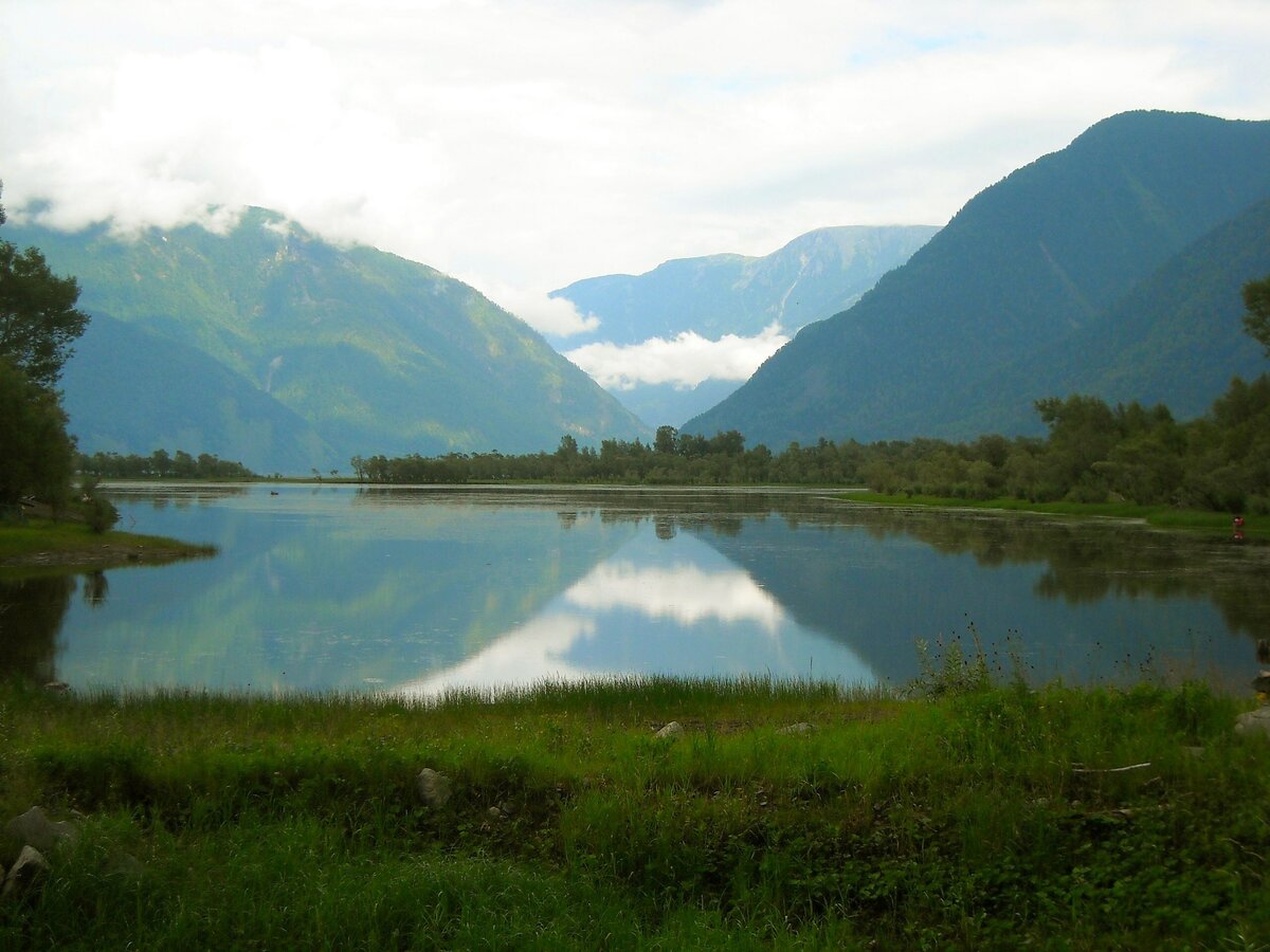 Само озеро довольно холодное даже летом — всё из-за горного климата, но купаться в июле и августе у берега вполне комфортно. Фото: Александр Байдуков / Commons Wikimedia