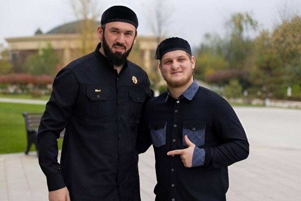 Помладше 18. Помладше 18. Девушки в летних коротких платьях. Помладше 18. Помладше 18.