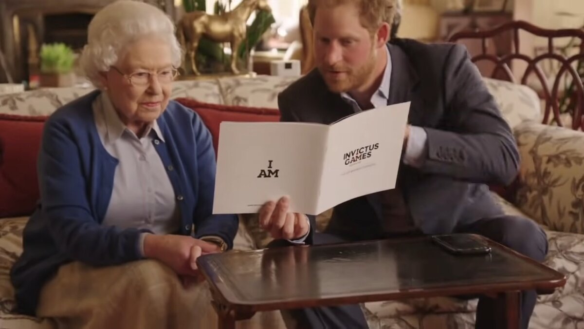 Принц Гарри презентует королеве Елизавета II игры Invictus Games в 2016 году.