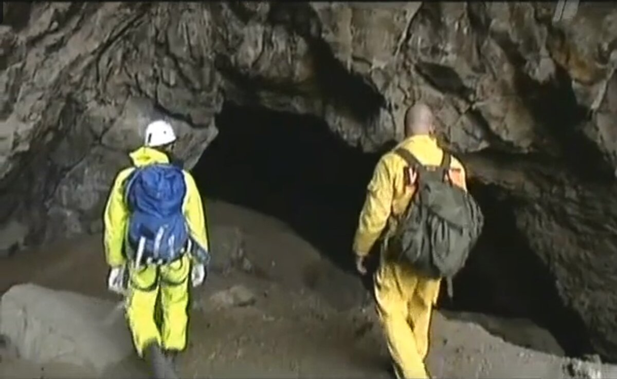 Обнаруженный исследователями вход в пещеру. 