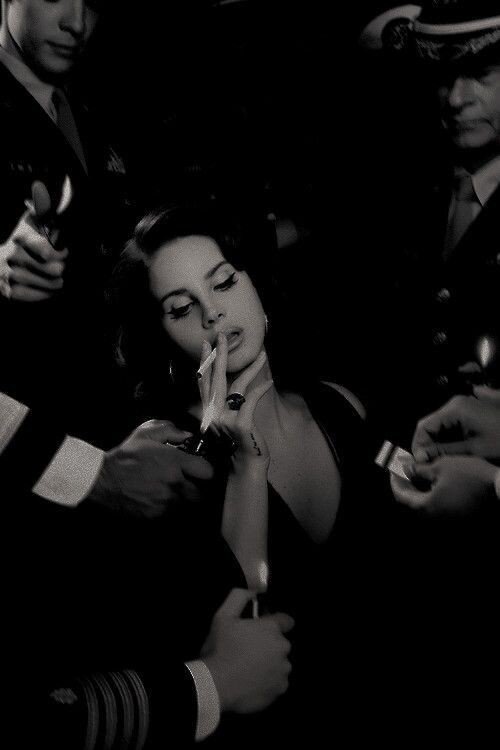 Танцуйте, флиртуйте, проводите весело время с подругами, красиво одевайте - это поможет развивать вашу энергию