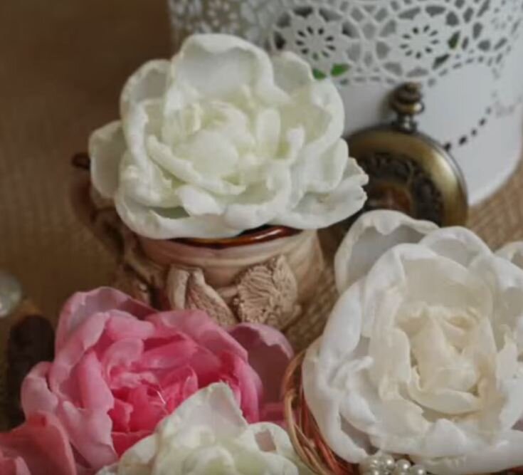    Цветы из шифона   
Источник: Скриншот из видео