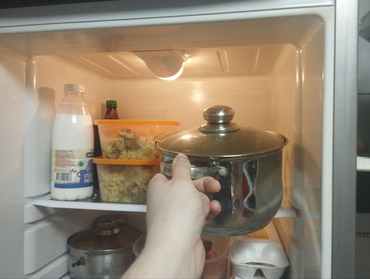 Еще бабушка категорически запрещала: «не ставь в холодильник кастрюлю с горячим супом». Почему нельзя этого делать никто не объяснил. Пришло время разобраться, насколько это критично.
