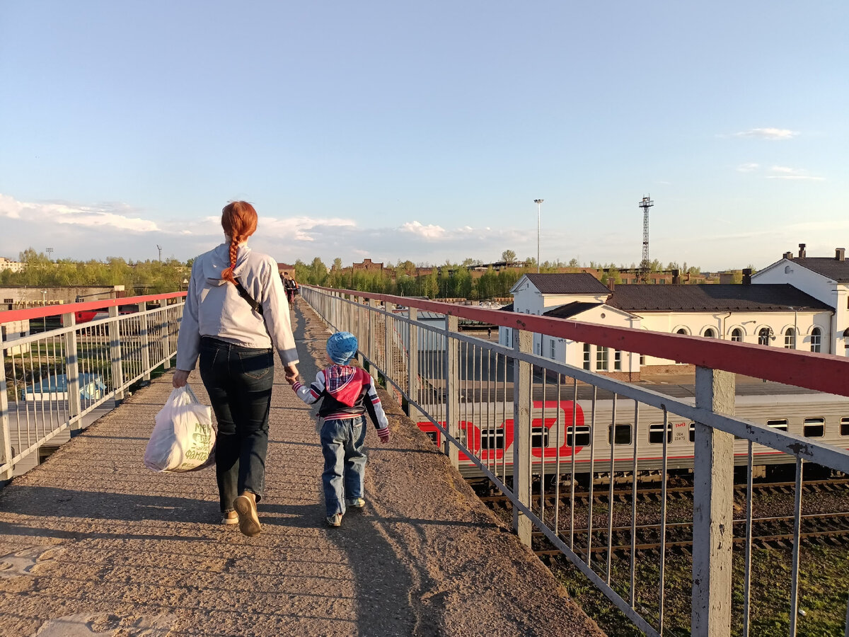 Интересно, почему во всех городах одинаковые мосты через железную дорогу? 