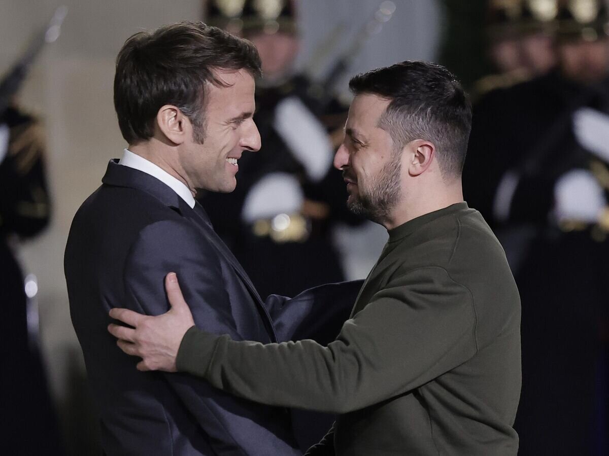    Президент Франции Эммануэль Макрон и президент Украины Владимир Зеленский во время встречи в Париже© AP Photo / Lewis Joly