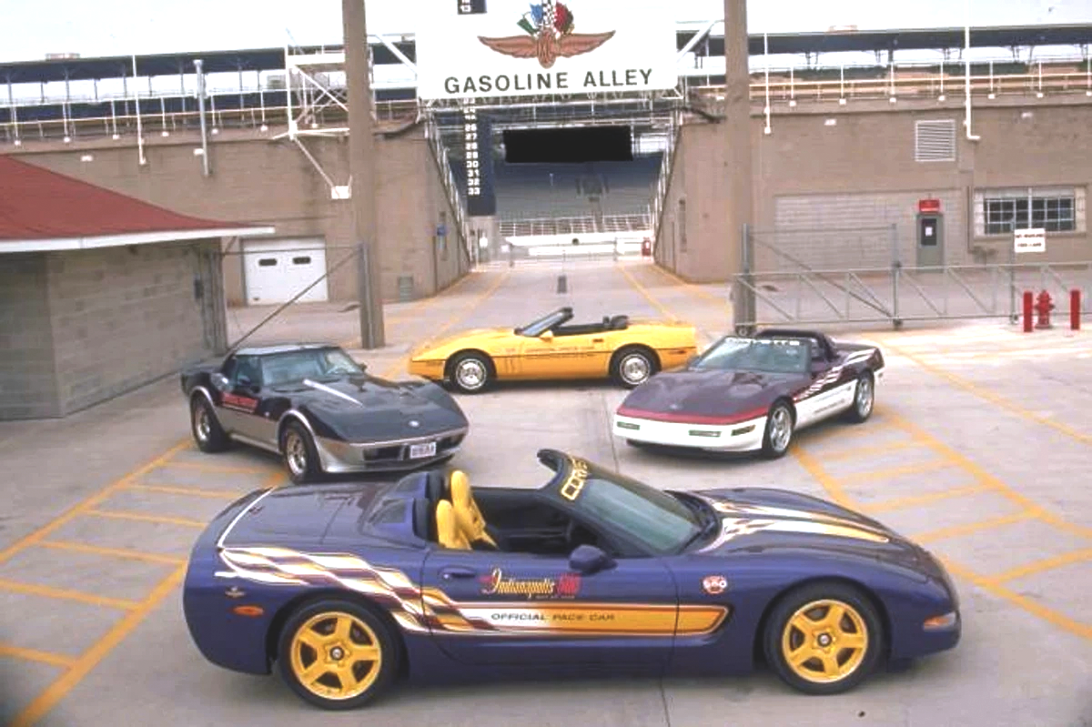 '98 Corvette Convertible Indy 500 Pace Car вместе с тремя предыдущими Корветам, служившими пейс-карами. 