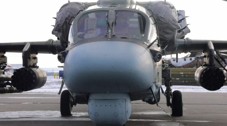 Вертолеты Ка-52 работают неуправляемыми ракетами С-8 по опорному пункту ВСУ на краснолиманском направлении