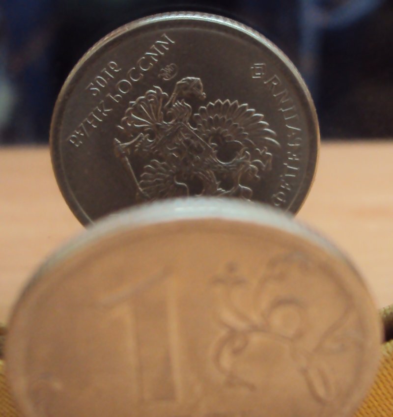 Разворот пары аверс/реверс. Фото с сайта https://sovmint.ru/najdeny-raznovidnosti-1-rublya-2016-s-novym-aversom/