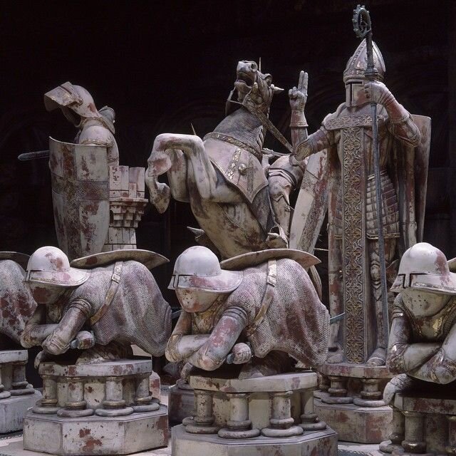 Ни одна фигура, кроме коня не начинает ходить прежде пешки. Самый популярный первый ход в шахматах Е2-Е4, потому что пешка занимает центральное поле Е4 и берет под контроль центральные поля D5 и F5, а также освобождает поле Е2 для ходов ферзем и слоном. Овладеть центром доски - главная стратегическая задача в дебюте игры.