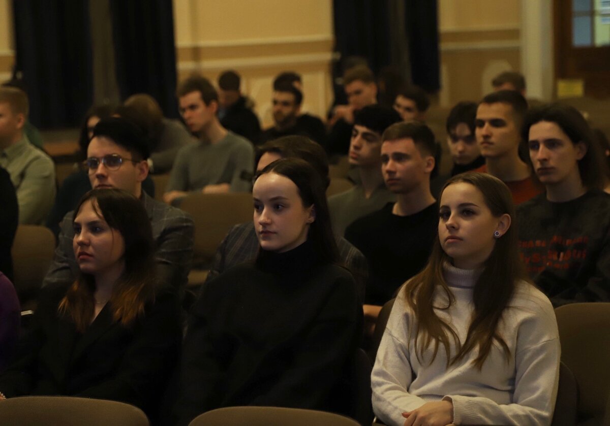 Групповые занятия с психологом. Центр лекции. Креативное пространство. Тбилисский университет аудитория. Центр лекций.