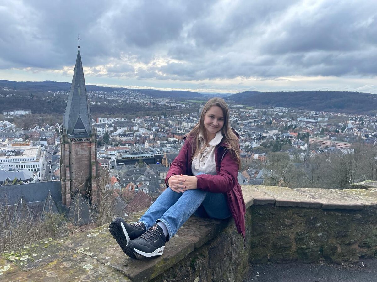 Автор блога любит залезть на какой-нибудь парапет