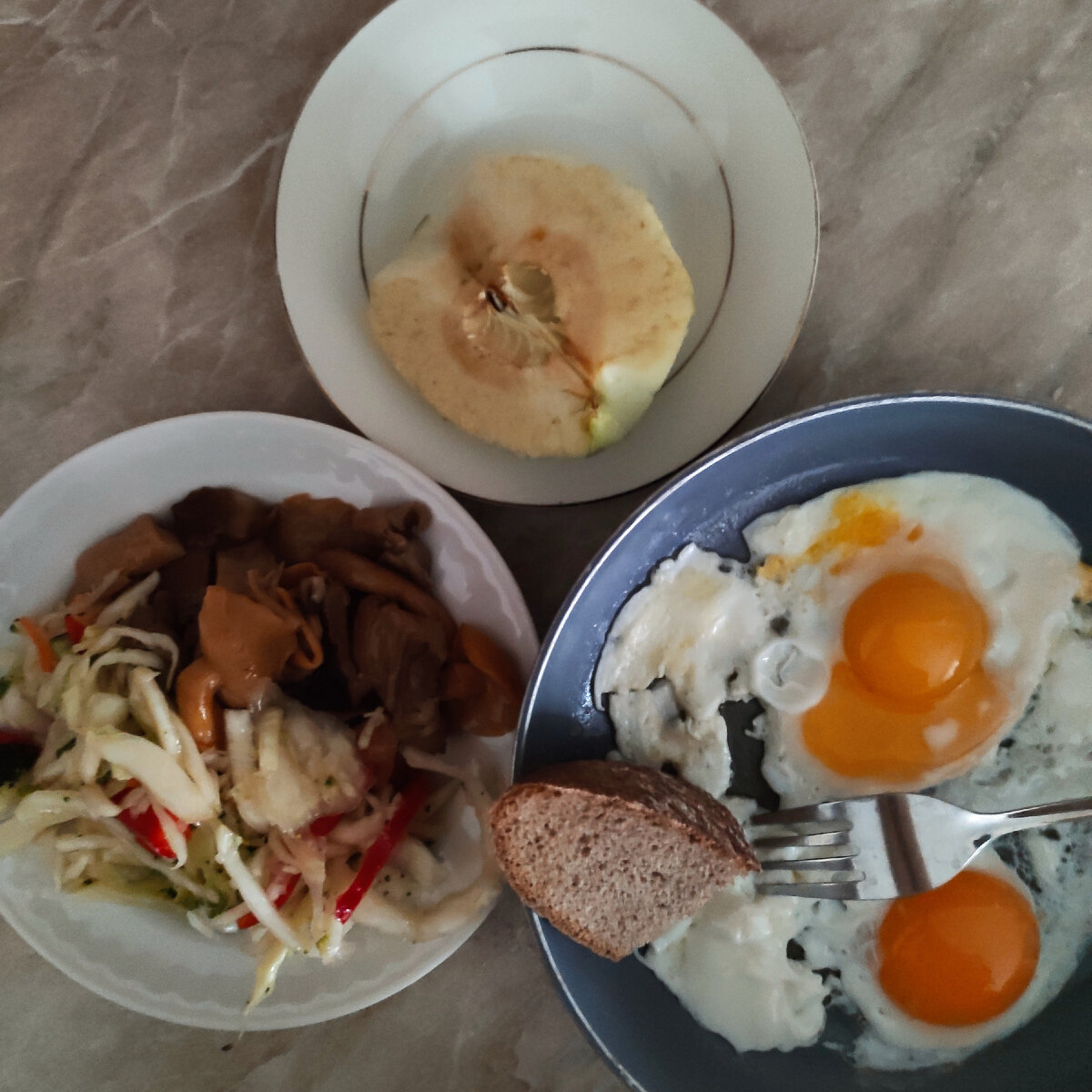 Люблю яичницу. Но в этой программе она разрешена в виде белков без желтков. Но тогда будет грустная яичница ... Поэтому не откажусь ни за что! Но как запрещенку в похудательном отчёте выделила красным