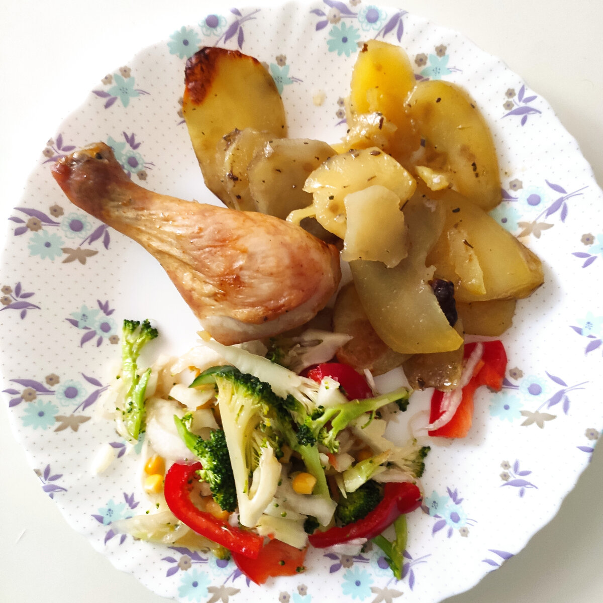 А вот картофель можно. Особенно если он молодой - 50 ккал. А в старом - 90 ккал. Но в любом случае это низкокалорийный продукт. Не знала. Всегда картофель считала высококалорийным продуктом. Ан нет - это друг худеющего!