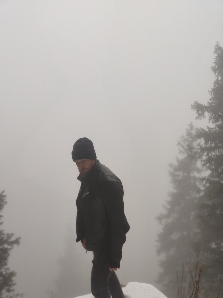 Источники можно разделить на негатив, получаемый извне, от нашего окружения и внешней среды, и тот, который идет изнутри нас.

✔️Внутренние источники негатива — собственные мысли и убеждения, страхи и сомнения, пережитый опыт и травмы. А еще — недостаток заботы о себе: плохие сон и питание, нехватка физической активности и времени на свои практики и самореализацию.
Это делает нас более уязвимыми и подверженными влиянию внешнего негатива.


✔️Внешние источники негатива — это эмоциональное воздействие, информация и окружающая среда. Стресс, конфликты, негативные эмоции других людей. Новости и их обсуждение. Токсичное окружение, напряженная обстановка в семье или на работе.
Они уже напрямую влияют на наше внутреннее и физическое состояние.

👇🏻Есть практики очищения от негатива с помощью стихий. 
В них нужно правильно входить: мы должны сделать поклон на четыре стороны света, начиная с востока и остановиться на севере. 

Нужно поприветствовать духа севера, обратиться к нему, чтобы вместе с воздухом, с ветром отправить все свои невзгоды, все, от чего хочется очиститься. 
Это помогает, когда вам нужно избавится от свалившегося на нас внешнего негатива.

Если же это накопленная история, и мы начинаем вступать в взаимодействие с этим негативом, то здесь немного другая техника. Мы представляем, как вдыхаем его в себя, перерабатываем и выдыхаем на южную сторону с пониманием, куда мы это направляем. 

О других практиках очищения с помощью стихий я расскажу в следующих постах.

❓Какие источники негатива имеют на вас наибольшее влияние? Больше негатива идет снаружи или изнутри?

#григорийкузнецов #григорийхагалаз #саморазвитие #самопознание #эзотерика  #личностныйрост #негатив #стихии #традиции #медитация #природа #энергетика