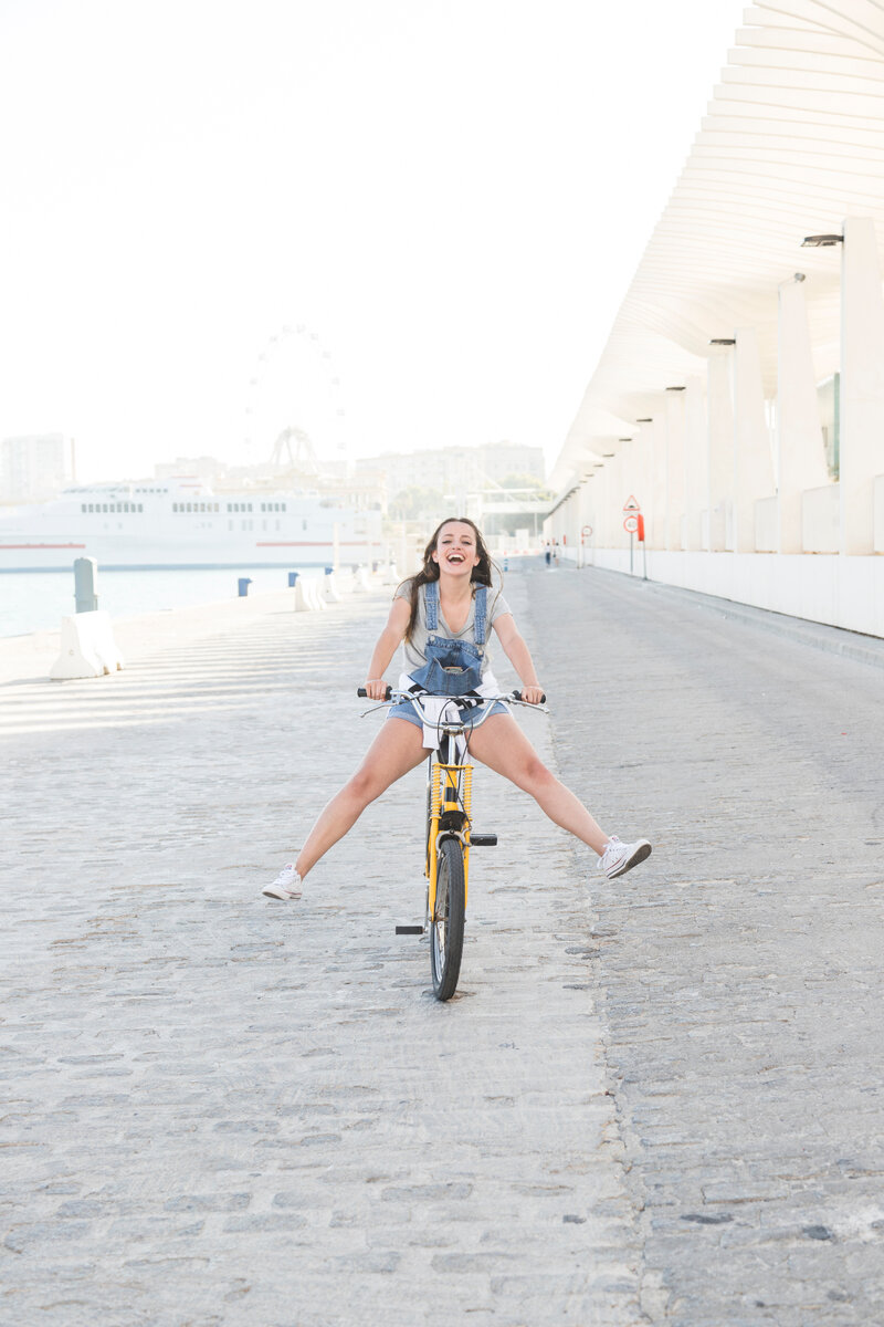 Решаете только вы. Изображение от <a href="https://ru.freepik.com/free-photo/happy-young-woman-having-fun-while-riding-bicycle_3063852.htm#query=%D0%B4%D0%B5%D0%B2%D1%83%D1%88%D0%BA%D0%B0%20%D0%B1%D1%8B%D1%81%D1%82%D1%80%D0%BE%20%D0%B5%D0%B4%D0%B5%D1%82%20%D0%BD%D0%B0%20%D0%B2%D0%B5%D0%BB%D0%BE%D1%81%D0%B8%D0%BF%D0%B5%D0%B4%D0%B5&position=15&from_view=search&track=ais&uuid=3093bd99-cf84-4823-aa9f-d7f1d38fd929">Freepik</a>