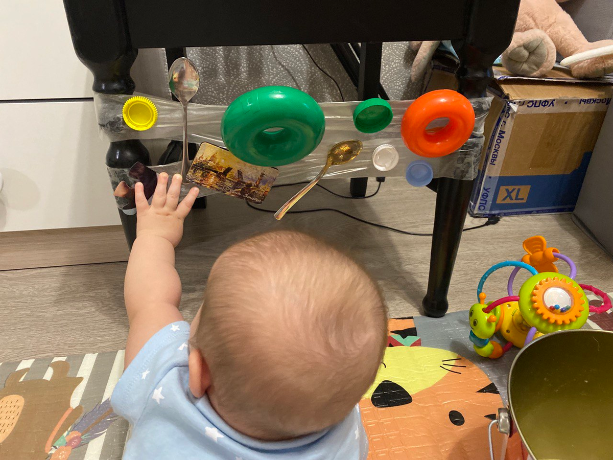 Приклеиваем мелкие предметы на скотч, задача малыша все предметы оторвать.