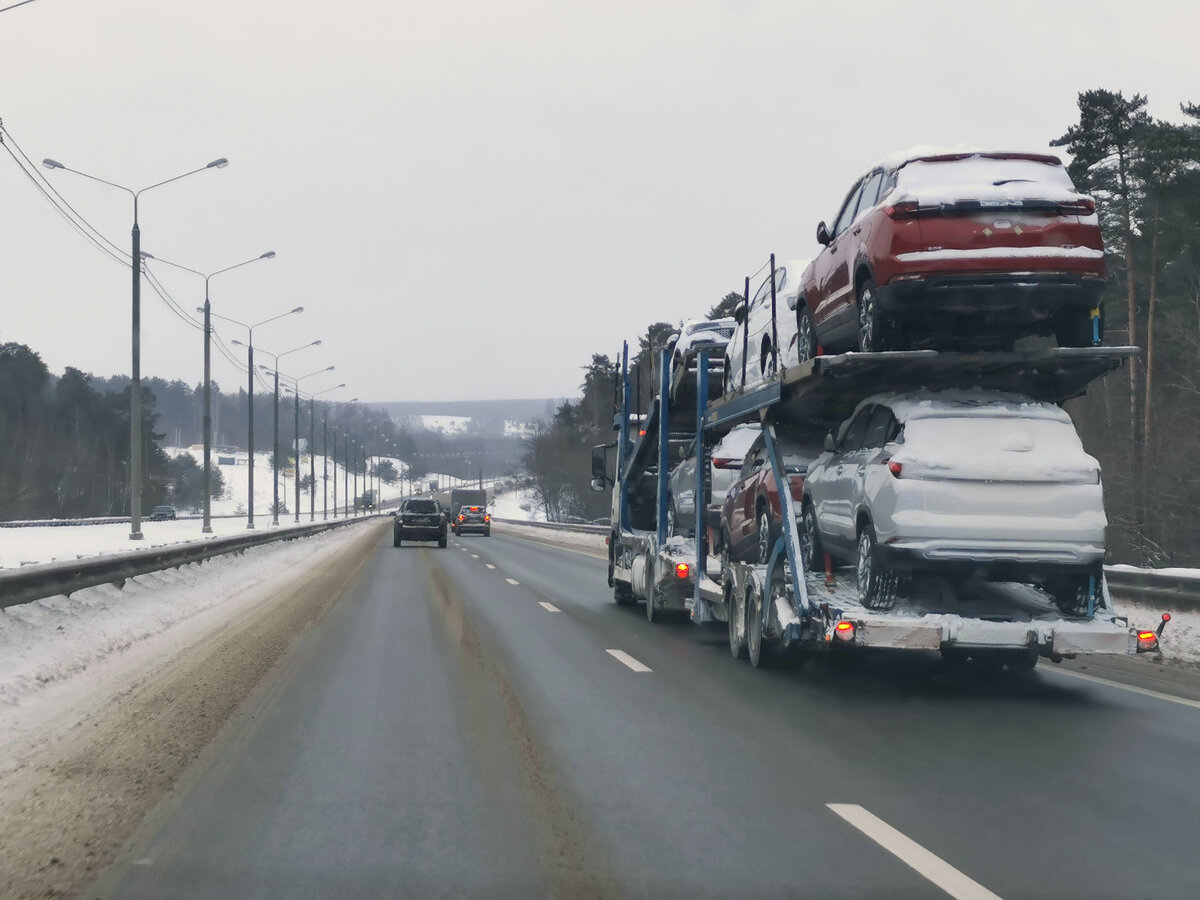 Куда-то везут китайский автопром. Трасса М2, вблизи Крюково.