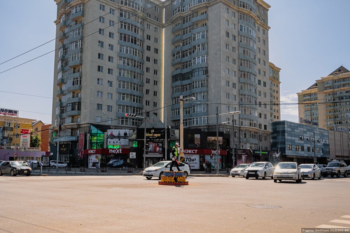 Предыдущий рассказ Фоторепортаж с улиц УБ. На некоторых перекрестках вот такие постаменты для гаишников. При работающем светофоре смысл не понятен.-2