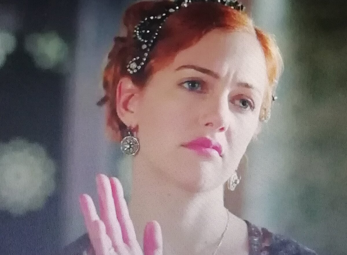 Хюррем просит Нилюфер помолчать