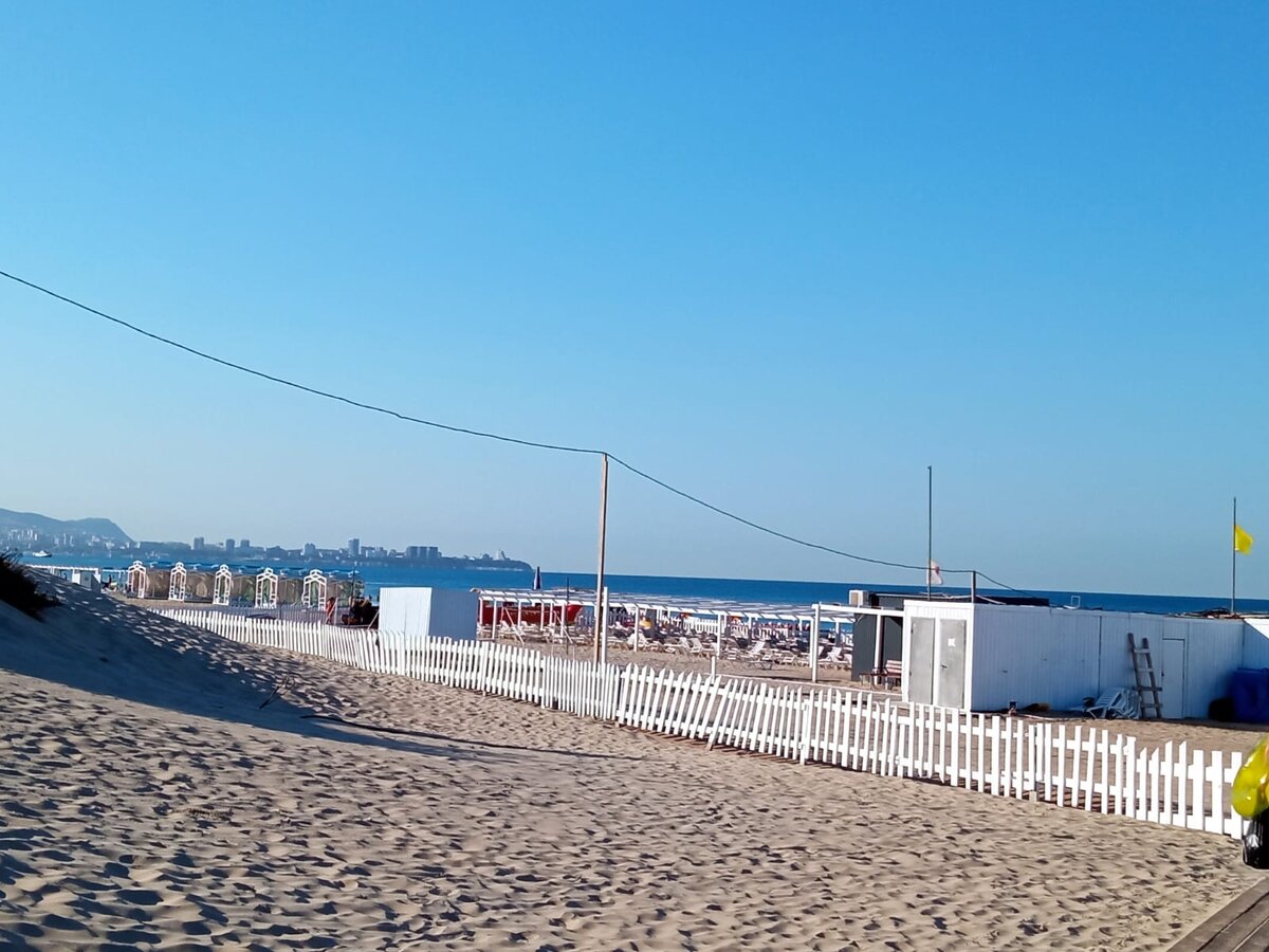 Слева дюны, на горизонте - Анапа.