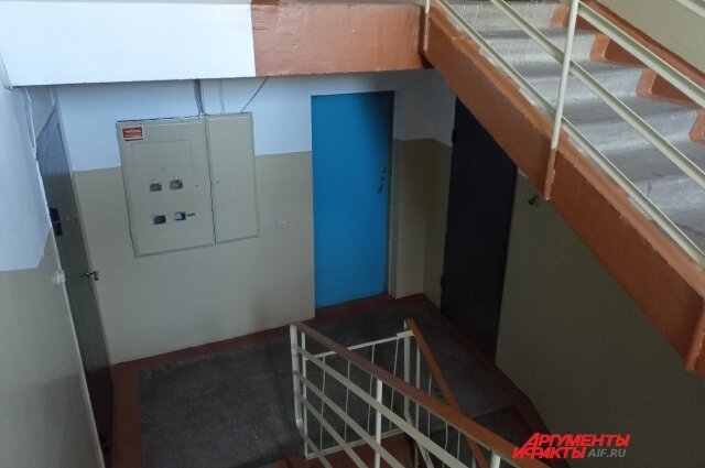    Жители первого и других этажей пятиэтажки на улице Дмитриева в этот день был в ужасе от происходящего. Фото:  АиФ/ Ксения Ермакова