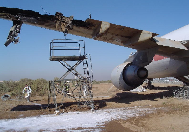 Повреждения от попадания ракеты. Фото из Сети.