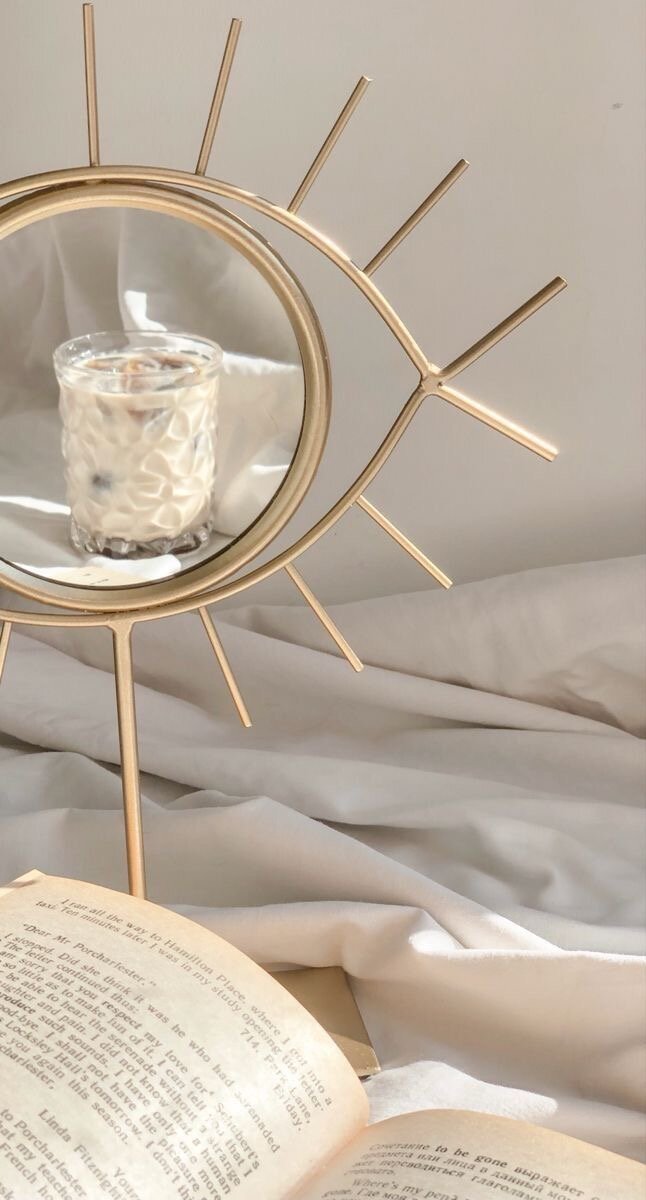 МЕДИУМ 
     ЭКСТРАСЕНС
           ЭЗОТЕРИКА

У многих эти слова вызывают сжатие, желание спрятаться, отгородиться, не соприкасаться.

Предлагаю разобрать эти понятия.

ЭКСТРАСЕНС
Экстра- вне, снаружи, за гранью 
Сенс - чувство, ощущение. 
т.е. чувствование на гранью "обычного" восприятия. 

МЕДИУМ - средний, посредник. т.е. посредник между мирами - физическим и "тонким". 

СПИРИТ - дух, душа, т.е. тот, кто умеет входить в контакт с душами.

ЭЗОТЕРИКА - внутренний, скрытый, тайный. Вовсе не мистика, а Информация для ограниченного круга лиц.

Если мы смотрим tv, то наши понятия искажаются, информация искажается.

В эзотерике нет ничего страшного. Экстрасенс - человек, чувствующий лучше, чем большинство.

Я убеждена, что всем людям доступны  сверхспособности - умение слышать/видеть/чувствовать себя и мир вокруг.

А вы как думаете? Доступны ли всем сверхспособности? Можно ли этому научиться?