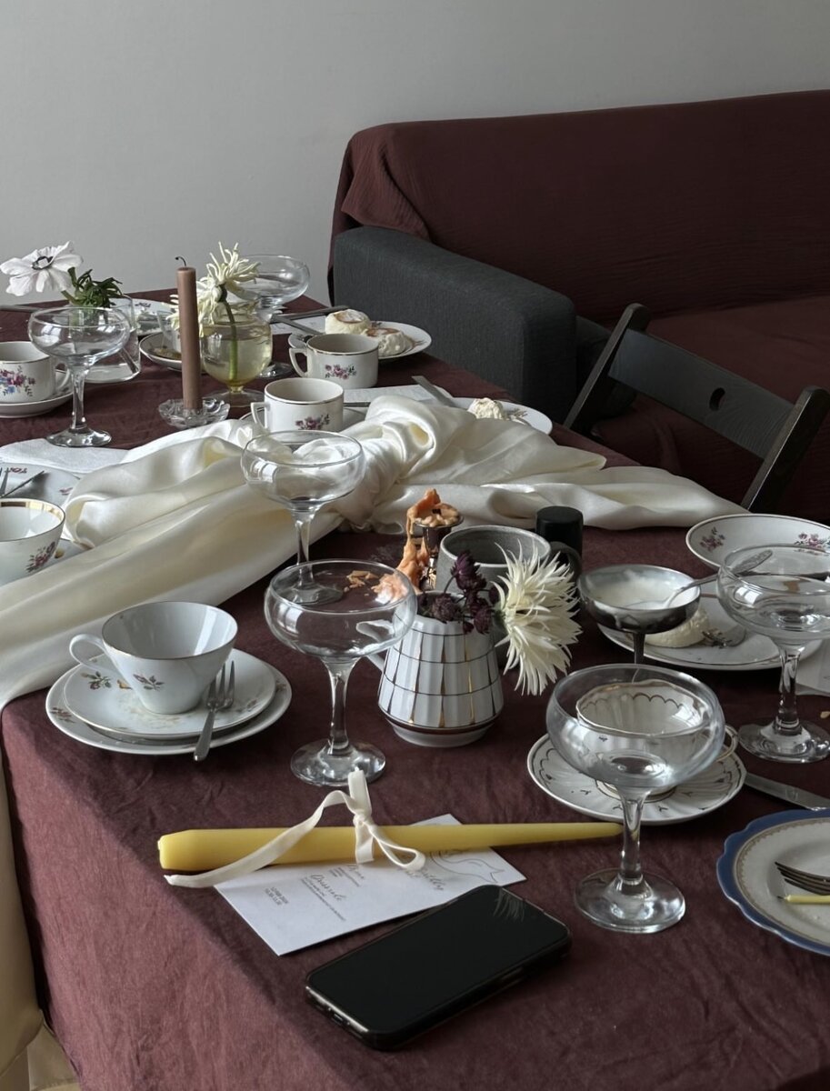 «Красота в неидеальности» так написано в профиле, но в этой сервировке идеально всё! Фото из аккаунта блогера kate_reimer