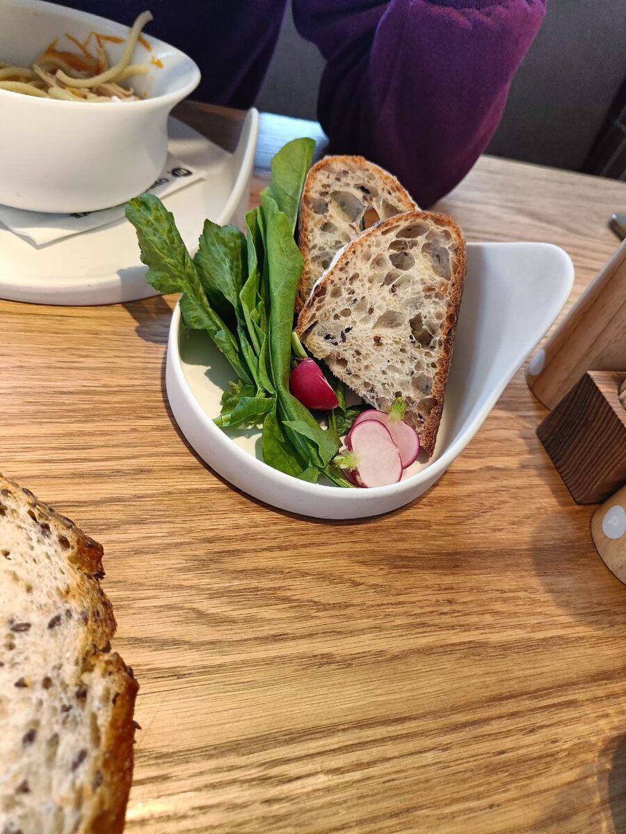 Зелёная тарелка с хлебом к супу.  