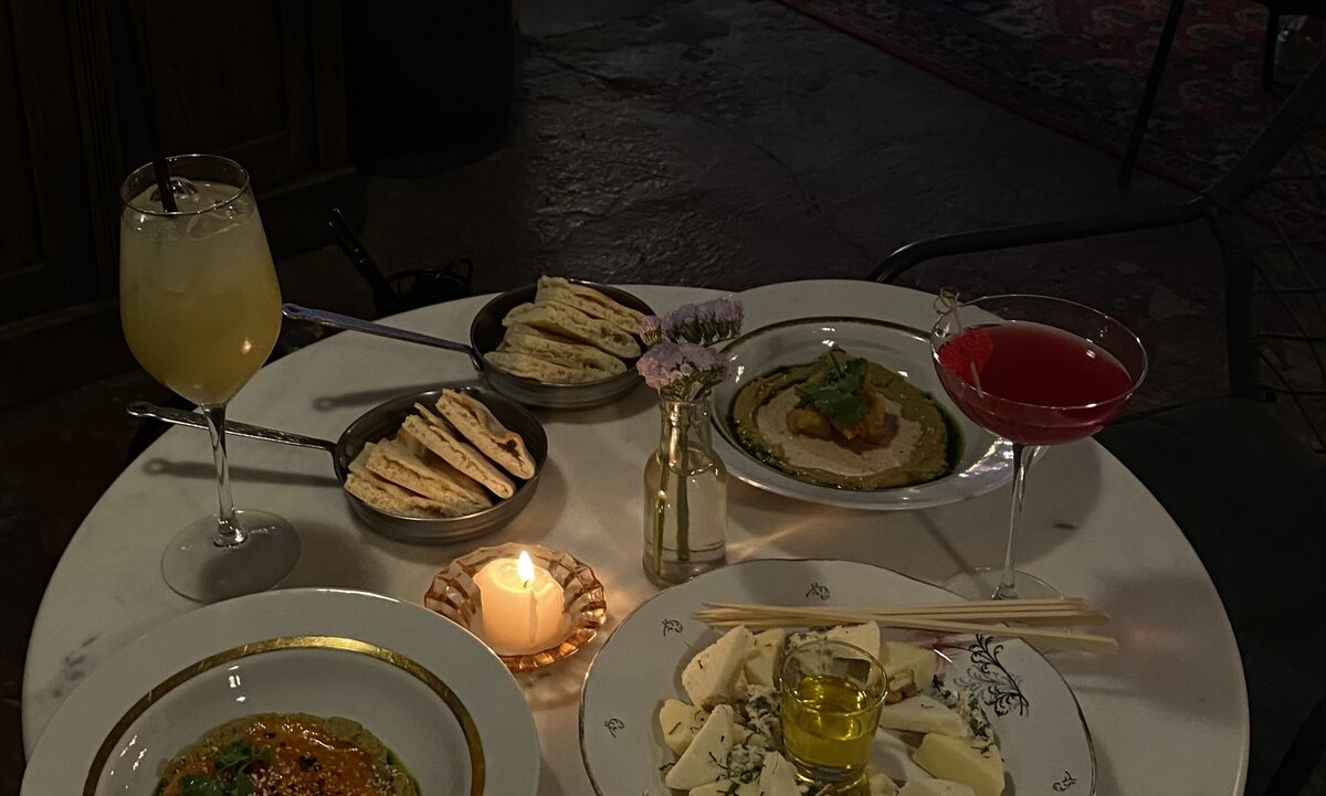 на фото - ужин при свечах в ресторане «Leila by ezo»