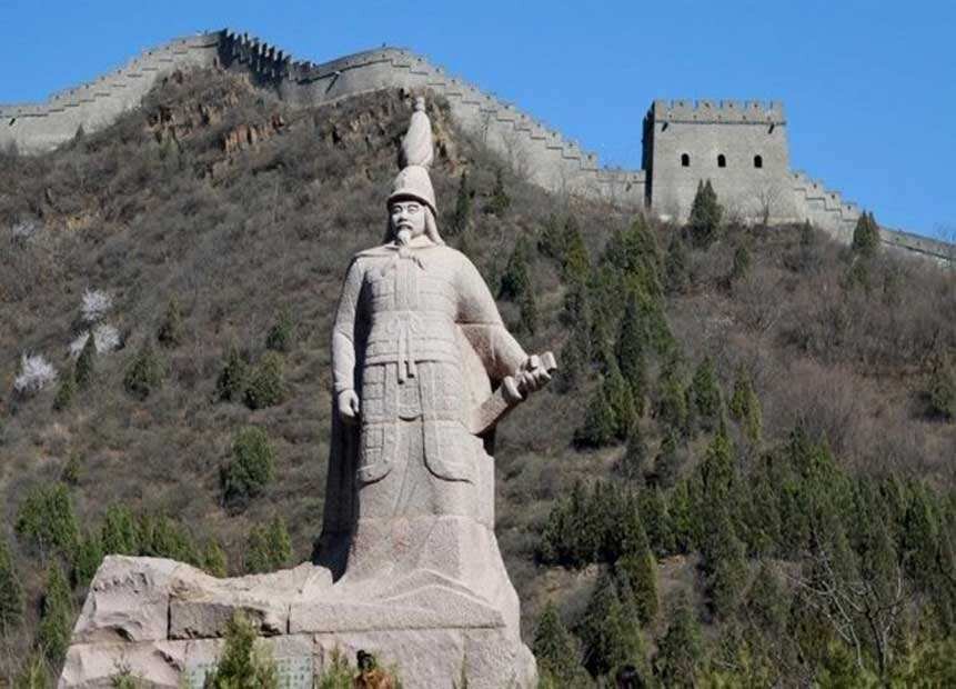 Monumentul generalului Qi Jiguang și al Marelui Zid Chinezesc.