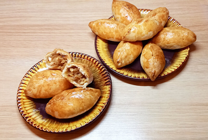 Пирожки из слоеного теста с капустой