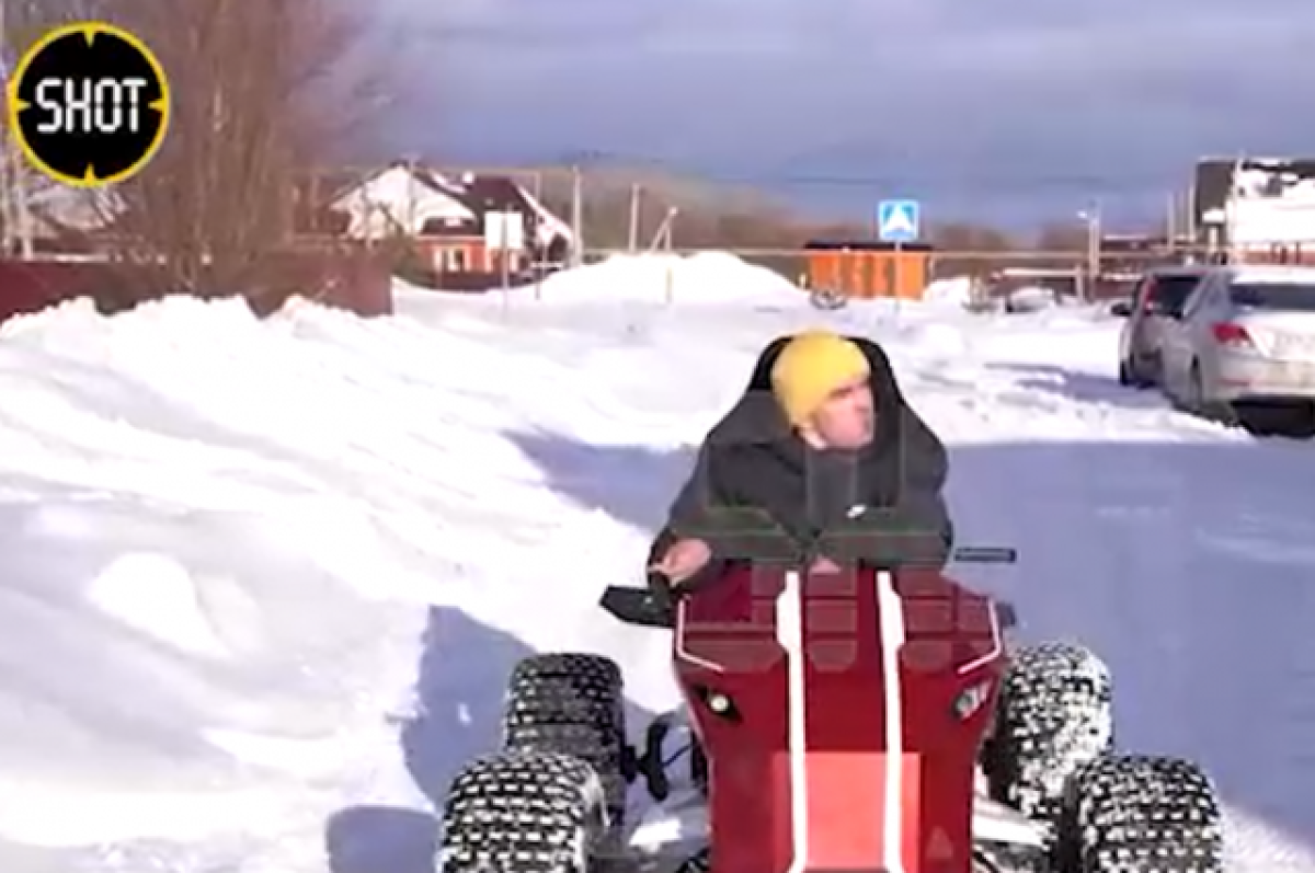    Уфимец с ДЦП смастерил себе коляску-вездеход с управлением на джойстике