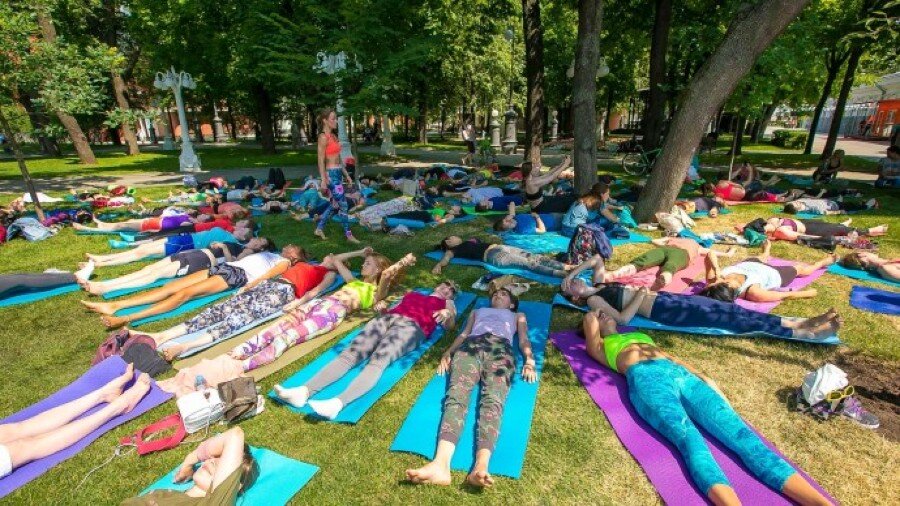 Йога в парке Калининграда