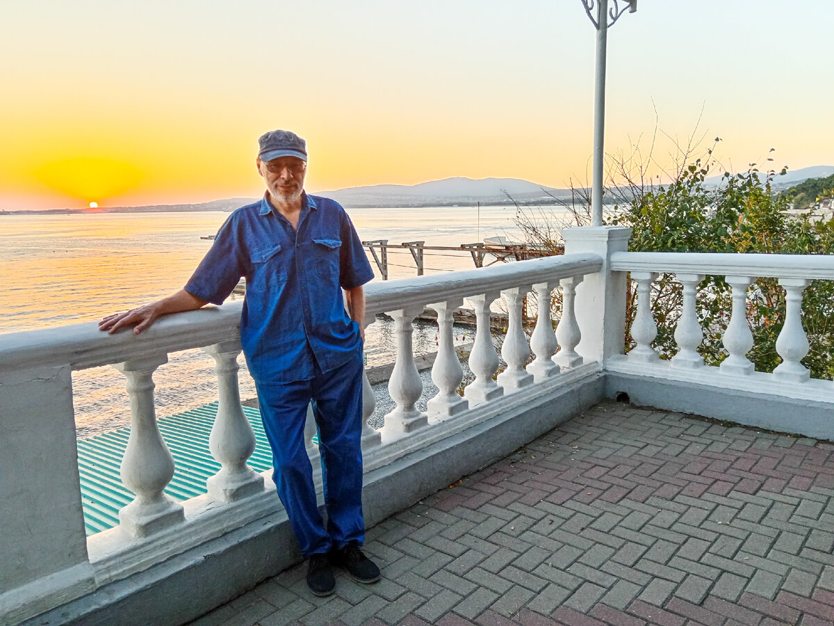 Ради этих закатов я переехал когда-то к морю (Михаил Лекс, автор рассказа и канала)