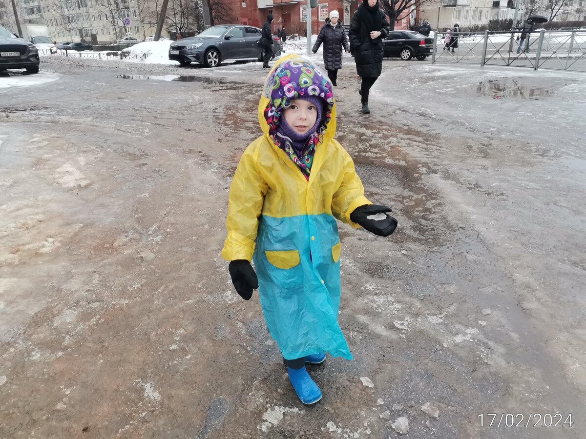 Дождевик, штаны софтшелл непромокающие, резиновые сапоги. Здесь дорога ещё почищенная. 