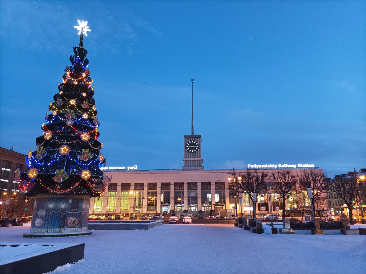 Финляндский вокзал с нарядной ёлкой в праздничные дни.