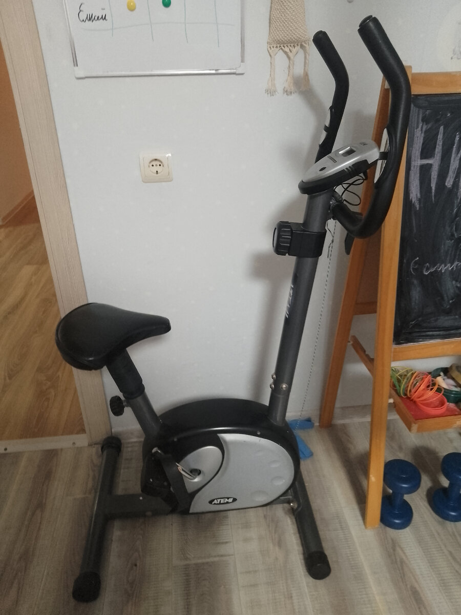 Сейчас велотренажёр стоит в "сынарнике" - я так называю комнату сына)))